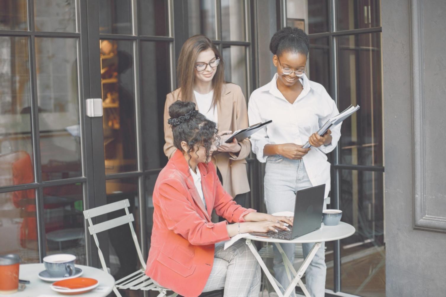 Bureau moderne avec documents financiers et ordinateur portable